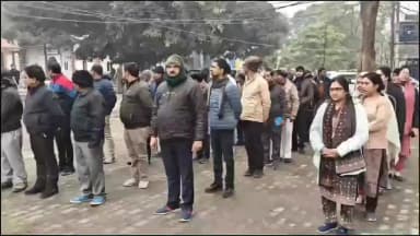 इटावा: कलेक्ट्रेट में स्वतंत्रता संग्राम में अपने प्राणों की आहुति देने वाले शहीदों की स्मृति में 2 मिनट का मौन धारण किया गया