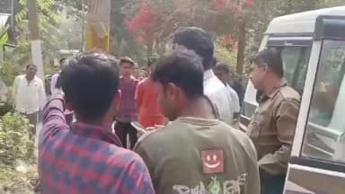 পূর্বস্থলী ১: শ্রীরামপুর পঞ্চায়েতে চৌরঙ্গী এলাকায় সাইকেল চুরি করতে এসে ধরা পরল চোর