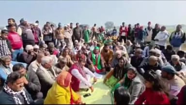 किरावली: नागर में चकरोड बंद होने से किसानों का धरना 81वें दिन उग्र, 10 किसान भू-समाधि पर बैठे