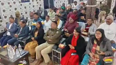 पकड़ी दयाल: पकड़ीदयाल गिरिजा देवी विवाह भवन में अनुमंडल प्रशासन द्वारा 'एक शाम शहीदों के नाम' कार्यक्रम का आयोजन, शहीदों को नमन