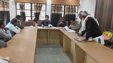 जलालगढ़: जलालगढ़ प्रखंड में शुक्रवार को जनता दरबार में मामले की सुनवाई करते प्रखंड विकास पदाधिकारी