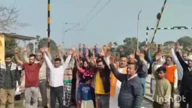थावे: भेड़िया में रेलवे फाटक पर अंडरपास बनाने का ग्रामीणों ने किया विरोध प्रदर्शन