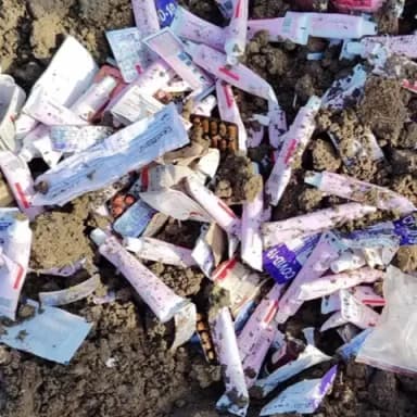 दिनारा: बिश्रामपुर गांव के पास पोखर से स्वास्थ्य विभाग की दवाइयां बरामद, जांच में जुटा विभाग