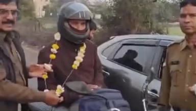 खिरकिया: छीपाबड़ पुलिस का सड़क सुरक्षा अभियान: हेलमेट पहनने पर पुष्पमाला, उल्लंघन पर चालान