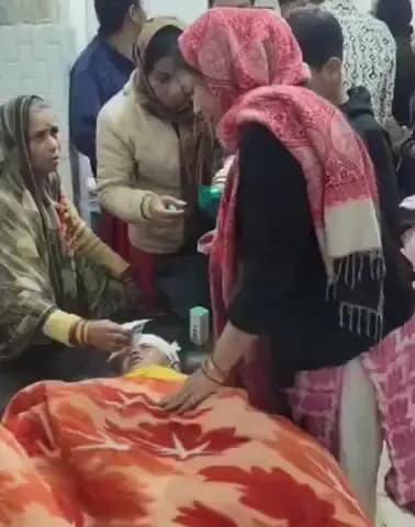 कौंच: सतोह गांव के पास दो बाइकें आमने-सामने टकराई, हादसे में चार लोग गंभीर घायल, 3 की हालत नाजुक देख किया रेफर