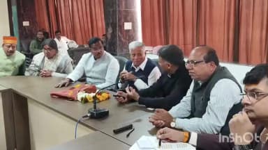 उज्जैन ग्रामीण: केन्द्रीय रेल एवं जल शक्ति राज्य मंत्री ने रेल विभाग और स्थानीय प्रतिनिधियों के साथ रेलवे स्टेशन के होटल में की बैठक