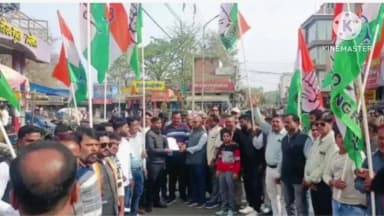 बैकुंठपुर: बैकुंठपुर के कुमार चौक में मनरेगा व धान खरीदी की मांग को लेकर कांग्रेस ने किया सांकेतिक धरना