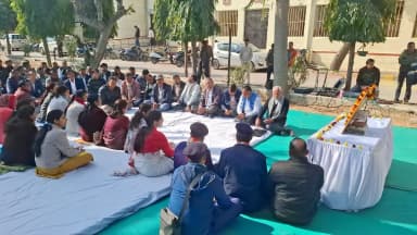 सीकर: शहीद दिवस पर राष्ट्रपिता महात्मा गांधी की प्रतिमा पर श्रृद्धासुमन अर्पित कर दो मिनट का मौन रखा गया
जिला प्रशासन की ओर से मनाया गया शहीद दिवस, कलेक्ट्रेट में हुआ श्रृद्धांजलि कार्यक्रम