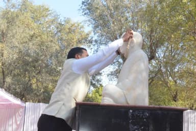 चूरू: तू ही राम है, तू रहीम है, तू करीम कृष्ण खुदा हुआ...
जिला कलक्टर अभिषेक सुराणा, एडीएम अर्पिता सोनी सहित अधिकारियों ने शहीद दिवस पर राष्ट्रपिता महात्मा गांधी को किया याद, नव मतदाताओं का किया सम्मान, मतदाता जागरूकता रैली को किया रवाना