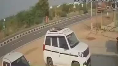 திருப்பூர் தெற்கு: பொங்கலூர் அருகே சாலை கவிழ்ந்து விபத்துக்குள்ளானதில் மூன்று பேர் படுகாயம் - பரபரப்பு சிசிடிவி