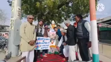 खुरई: पुरानी गल्ला मंडी में ब्लॉक कांग्रेस ने महात्मा गांधी की पुण्यतिथि मनाई, मनरेगा मजदूरों के हक में दिया धरना