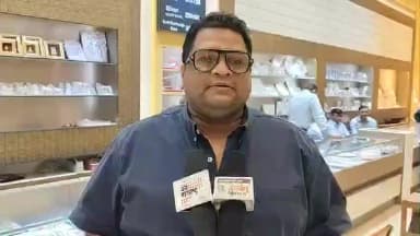 जळगाव: जळगावच्या बाजारात सोने चांदीत घसरण सुवर्ण व्यावसायिक सागर भंगाळे यांची राजकल टॉकीज चौक येथे माहिती.