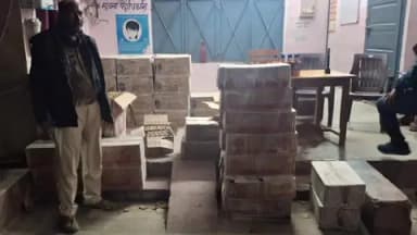 चेहराकलां: कटहरा पुलिस ने रसूलपुर फतह गांव में छापा मारकर 521 लीटर अवैध शराब बरामद की