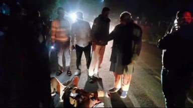 इटवा: नेता प्रतिपक्ष माता प्रसाद पांडे ने मार्ग दुर्घटना में घायल युवक को अस्पताल भिजवाया, फोटो वायरल