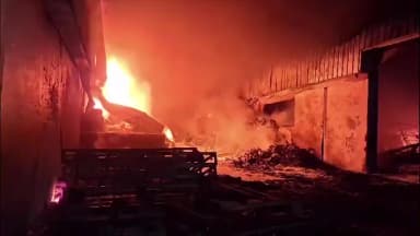 તાલોદ: રણાસણ-ગાંભોઈ રોડ પરની BMD કંપનીમાં આગ12 કલાકમાં 5 લાખ લીટર પાણીથી બુઝાવી, કોઈ જાનહાનિ નહીં