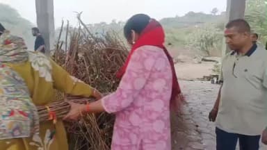 अंजड़: अंजड़ में बेटियों ने पिता को मुखाग्नि देकर निभाई अंतिम संस्कार की परंपरा, समाज को दिया संदेश