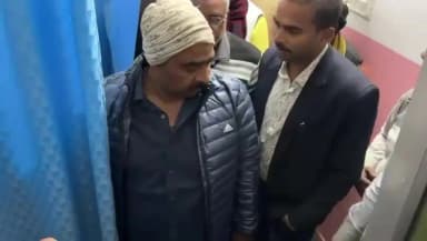 गोड्डा: राजद जिला अध्यक्ष सुरेश यादव की हालत नाज़ुक, मंत्री संजय प्रसाद यादव पहुंचे अस्पताल, बेहतर इलाज के लिए किया रेफर