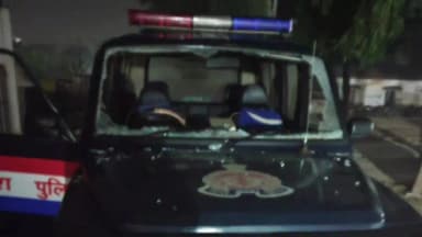 कुंडा: सराय इन्द्रावत पंडित इलाके में दबिश देने गई पुलिस टीम की गाड़ी पर हुआ पथराव, आरोपी नशेड़ी युवक गिरफ्तार