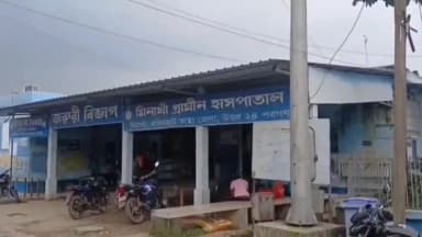 মিনাখাঁ: ময়নাতদন্তের জন্য গৃহবধুর মৃতদেহ মিনাখাঁ গ্রামীণ হাসপাতাল থেকে পাঠানো হলো বসিরহাট জেলা হাসপাতালে