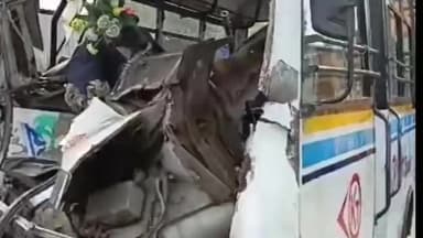 হলদিয়া: হলদিয়ার সুতাহাটা থানার ঘোষেরমোড় এলাকায় বাস ও বাইক সংঘর্ষে ভয়াবহ দুর্ঘটনা মৃত তিন আহত ১০ ঘটনাস্থলে সুতাহাটা থানার পুলিশ