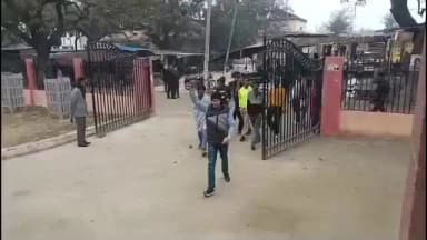 तिलहर: मौजपुर मोहल्ले में पोल पर लगे झंडे को बदलवाने की मांग को लेकर युवाओं ने उप जिलाधिकारी को ज्ञापन दिया