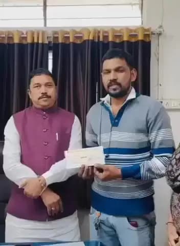 તાલોદ: વીજળી પડતા મૃત્યુ પામેલા સાગપુરના મહિલાના પરિવારને સરકારની સહાયનો ચેક ધારાસભ્યના હસ્તે અર્પણ કરાયો.