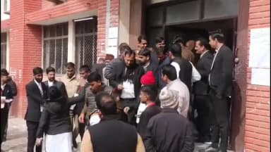 प्रतापगढ़: प्रतापगढ न्यायालय के स्टेट बार काउंसिल चुनाव के दूसरे दिन उत्साह के साथ, सुरक्षा के बीच मतदान जारी