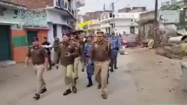 गोंडा: SP ने भारी पुलिस फोर्स और अर्धसैनिक बल (RAF) के साथ कोतवाली नगर और देहात क्षेत्र के संवेदनशील इलाकों में किया पैदल मार्च