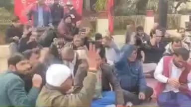 जसराना: बरेली बांदीकुई ट्रेन को आगरा स्टाफ से चलाए जाने का विरोध, टूंडला क्रू लॉबी पर किया प्रदर्शन