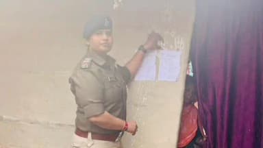 शिवहर: महिला थाना पुलिस ने फरार दो आरोपियों के घर पर इश्तेहार चिपकाए