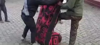 चौपारण: चौपारण में वनपाल की सराहनीय पहल, उत्पाती बंदर सुरक्षित पकड़ा गया