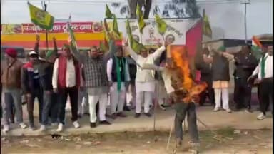 धनौरा: जहरीले प्रदूषित पानी से परेशान किसानों ने भ्रष्टाचार के खिलाफ अधिकारियों का फूंका पुतला