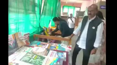 कारंजा: महात्मा गांधी वाचनालयात ग्रंथ प्रदर्शनीचे आयोजन; विद्यार्थी, शिक्षक व नागरिकांचा उत्स्फूर्त प्रतिसाद