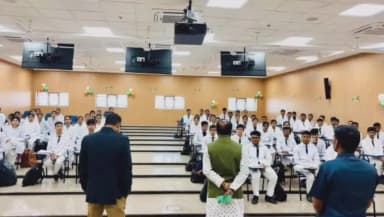 देवसर: देवसर विधायक मेडिकल कॉलेज के छात्रों और फैकल्टी से मिले, निरीक्षण कर व्यवस्थाओं की जानकारी ली