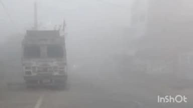 रिविलगंज: रिविलगंज में जब्त बालू लदी ट्रक बनी दुर्घटनाओं का कारण