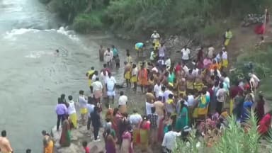 போடிநாயக்கனூர்: கூழையனூர் விளையாட்டில் 14 ஆண்டுகளுக்குப் பின் உடம்பில் கத்தி போட்டு அம்மனை கரகத்தோடு கோவில் எடுத்து வந்தனர்