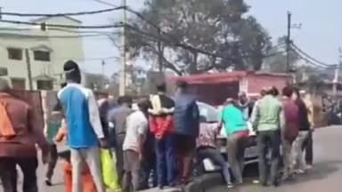 बेरमो: फुसरो बैंक मोड़ के पास अनियंत्रित कार डिवाइडर पर चढ़ी, महिला व बच्चे घायल, कार क्षतिग्रस्त