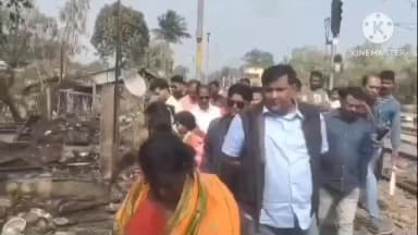 হাসনাবাদ: অগ্নিকাণ্ডে ভস্মীভূত হাসনাবাদ রেল কলোনি, পাশে দাঁড়ালেন বিধায়ক সপ্তর্ষি ব্যানার্জি