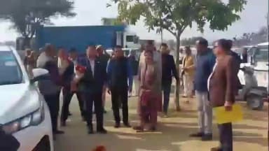 झुंझुनू: मंड्रेला में ग्राम उत्थान शिविर में प्रभारी सचिव नवीन जैन का सख्त रुख, कहा- सही जानकारी से मिलेगी राहत, पोस्टर से नहीं