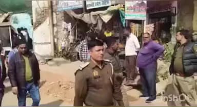 रॉबर्ट्सगंज: मधुपुर में बुलडोजर चला, सड़क पटरी से हटवाए गए अतिक्रमण, स्थानीय लोगों की शिकायत पर की गई कार्रवाई