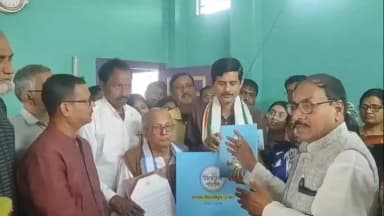 আরামবাগ: মুখ্যমন্ত্রী পাঠান উন্নয়নের পাঁচালীর বার্তা আরামবাগ বয়েজ প্রাইমারি স্কুলের প্রধান শিক্ষকের কাছে পৌঁছে দিলেন নেতৃত্ব