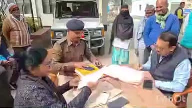 मढ़ौरा: मढ़ौरा अंचल परिसर में जमीनी विवाद सुलझाने के लिए लगा जनता दरबार