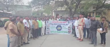 సూర్యాపేట: ప్రాణాలు నిలిపే 'గోల్డెన్ అవర్': ముగిసిన రోడ్డు భద్రతా మాసోత్సవాలు: సూర్యాపేట ట్రాఫిక్ ఎస్ఐ సాయిరాం
