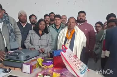 नवा बाज़ार: नावा बाजार प्रखंड के प्रधान सहायक की सेवानिवृत्ति पर प्रखंड कर्मियों ने दी विदाई