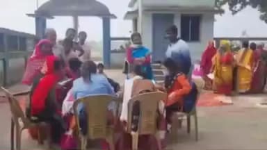 হাড়োয়া: আবুল মিঞার আমবাগানে রাজ্য সরকারের 'স্বাস্থ্য বন্ধু' প্রকল্পে ভ্রাম্যমাণ চিকিৎসা পরিষেবা প্রদান