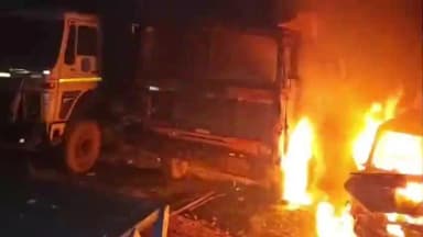 पत्थलगांव: पत्थलगांव के पुरन तालाब के पास खड़ी स्कॉर्पियो में अज्ञात लोगों ने लगाई आग, वाहन जलकर हुआ खाक