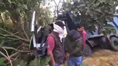 सिमरिया: जबड़ा जंगल में तेज रफ्तार कोल वाहन पेड़ से टकराया, वाहन क्षतिग्रस्त, चालक गंभीर रूप से घायल