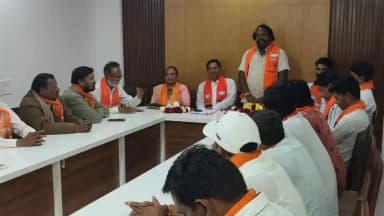 કવાંટ: સર્કિટ હાઉસ ખાતે મંડળની પ્રદેશ ભાજપ ઉપપ્રમુખ અને ભાજપ પ્રમુખની ઉપસ્થિતિમાં યોજના વિશે બેઠક યોજાઈ.