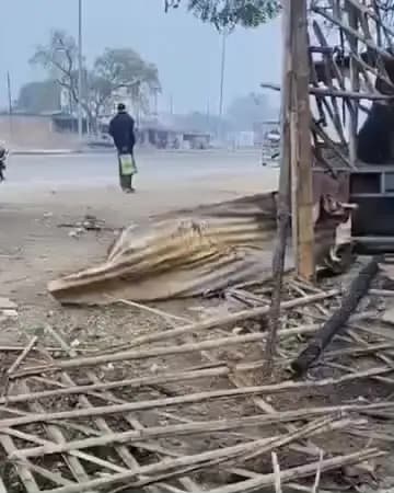 तिलहर: कटरा में हाईवे के किनारे रखे खोखे में अचानक आग लग गई, सामान जलकर हुआ राख