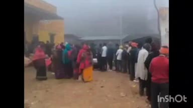 अमेठी: संग्रामपुर में यूरिया खाद को लेकर किसानों की जद्दोजहद, ठंड और घने कोहरे में सुबह से लगी लंबी कतारें, किसान परेशान